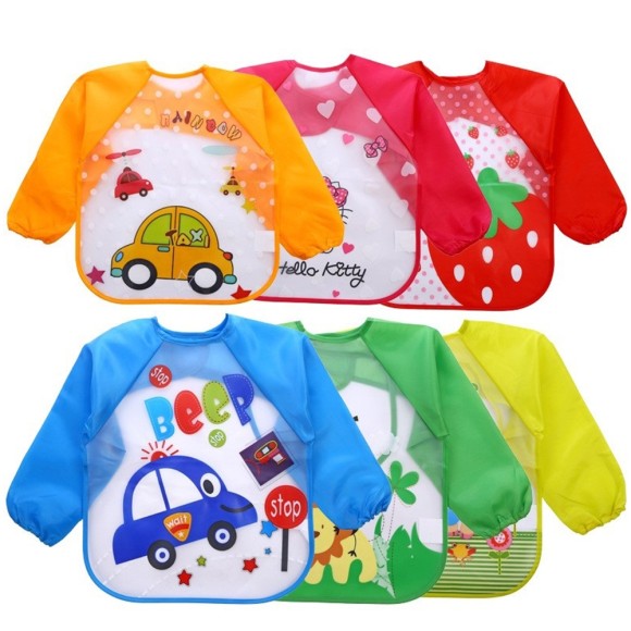 AVENTAL DE PLASTICO INFANTIL BABADOR COM MANGA + ALCA ESTAMPAS SORTIDAS